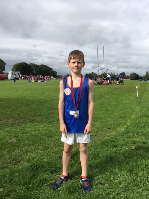 Oisin-with-medal.jpg